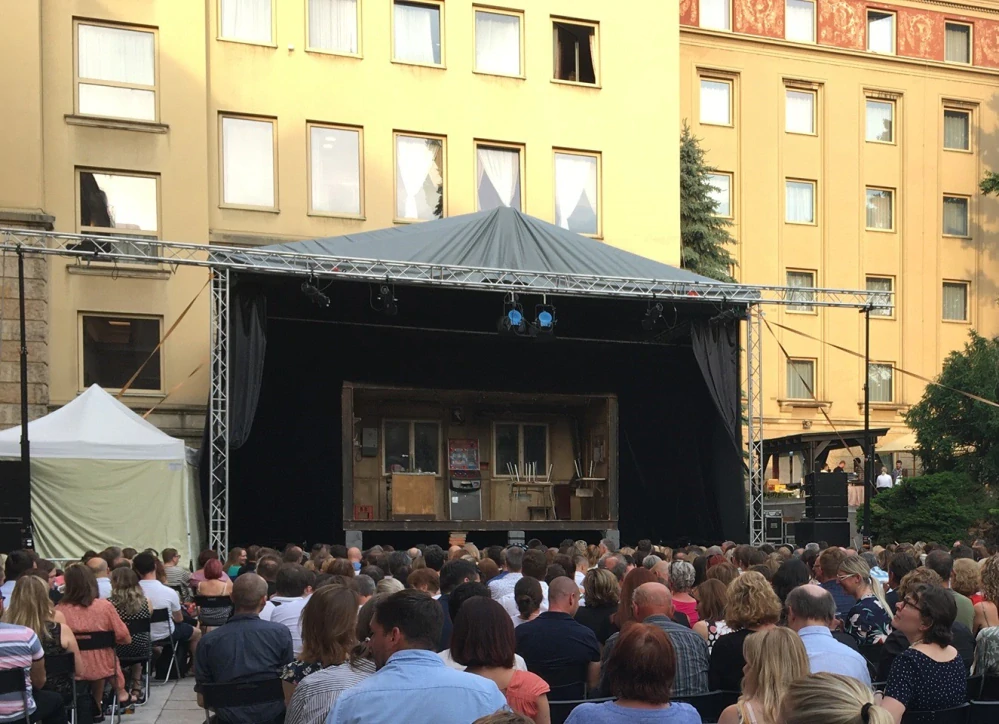 Pronájem - Mobilní stage, zastřešení 10x9m + pódium 10x8m