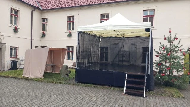 Pronájem - Mobilní nůžkové zastřešení 4x4m + pódium 4x4m