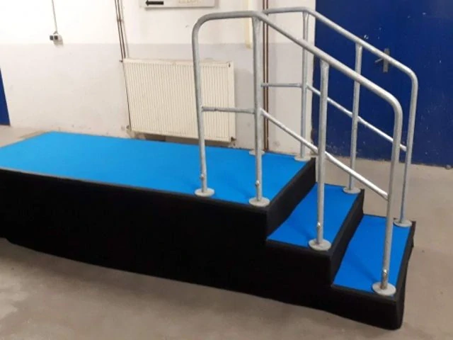 Pronájem - Pódiové schody se zábradlím, NIVTEC - výška 60cm nebo 80cm, šířka 1m nebo 2m -> varianta VIP (zakrytí kobercem a vykrytí boků)