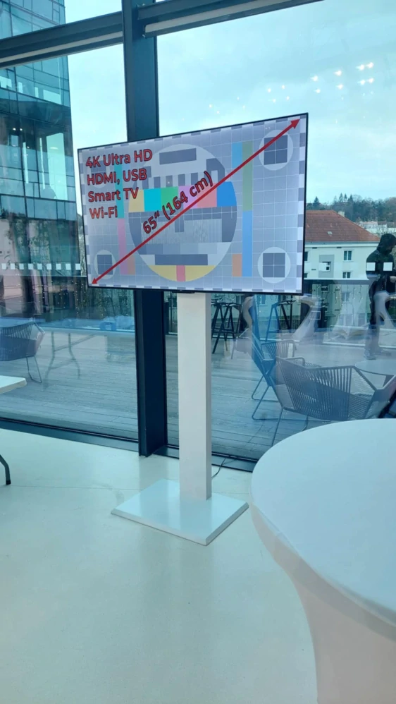 pronájem - Podlahový stojan na TV vysoký