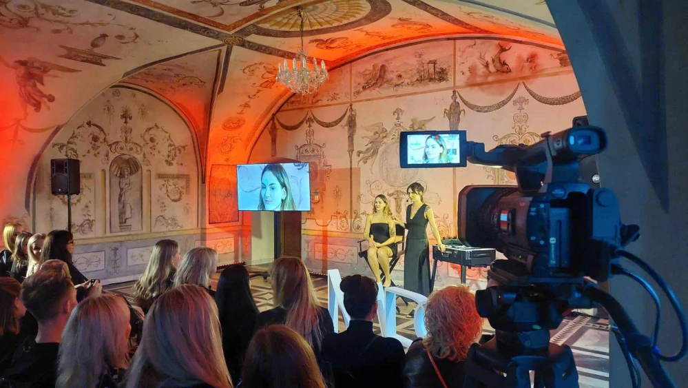 Pronájem - set; 65" LED televize 164 cm ULTRA HD s pojízdným stojanem