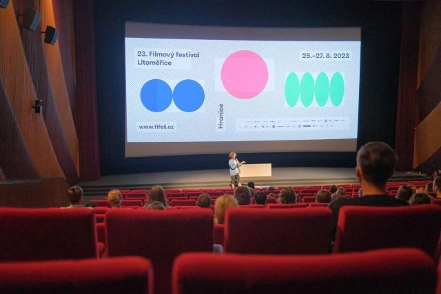 Pronájem - Rámové projekční plátno, pro přední a zadní projekci, 2,79 x 5 m, (poměr stran 16:9)