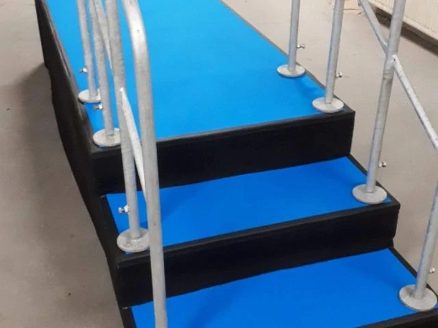 Pronájem - Pódiové schody se zábradlím, NIVTEC - výška 60cm nebo 80cm, šířka 1m nebo 2m -> varianta VIP (zakrytí kobercem a vykrytí boků)