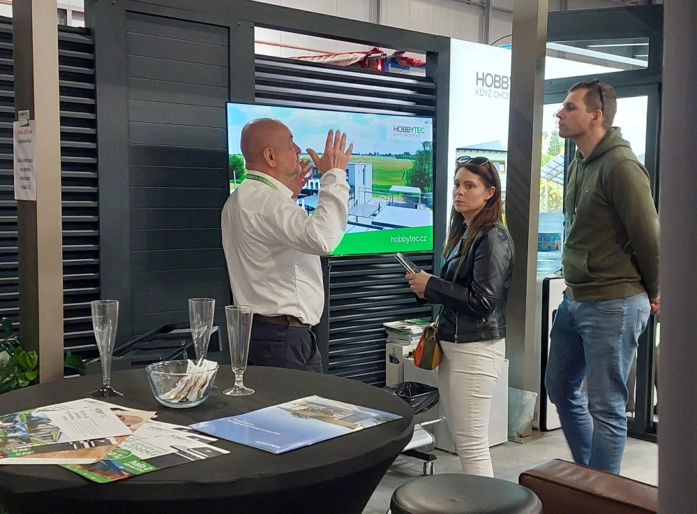 Pronájem - set; 58" LED televize 147 cm 4K ULTRA HD s pojízdným stojanem