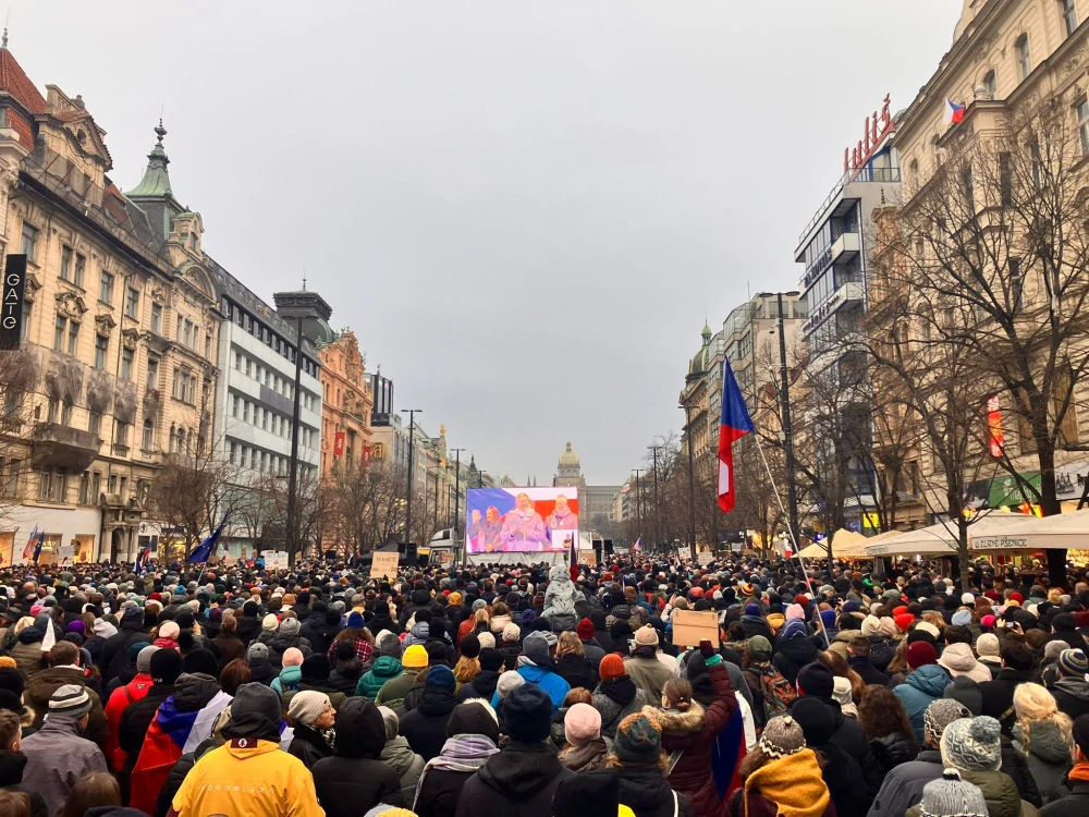 Pronájem - Venkovní LED obrazovka 5,76x3,2m LED SMD P6,6mm, kamion